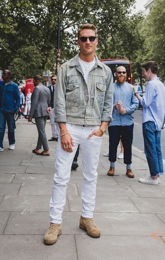 Come indossare e abbinare sneakers basse beige per un uomo di 30 anni: Abbina una giacca di jeans azzurra con jeans bianchi per un pranzo domenicale con gli amici. Completa questo look con un paio di sneakers basse beige.