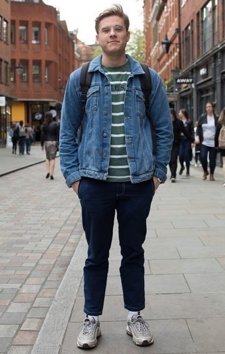 Come indossare e abbinare una giacca di jeans con scarpe sportive per un uomo di 20 anni: Abbina una giacca di jeans con jeans blu scuro per vestirti casual. Scegli un paio di scarpe sportive per avere un aspetto più rilassato.