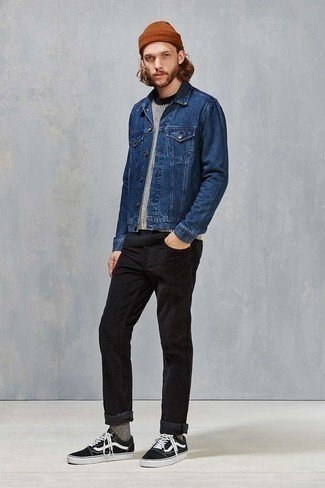 Quale giacca di jeans indossare con sneakers basse nere per un uomo di 20 anni: Per creare un adatto a un pranzo con gli amici nel weekend prova ad abbinare una giacca di jeans con jeans neri. Completa questo look con un paio di sneakers basse nere.