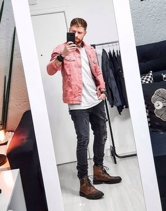 Come indossare e abbinare jeans grigi in primavera 2024: Opta per una giacca di jeans rosa e jeans grigi per un outfit rilassato ma alla moda. Un bel paio di stivali casual in pelle marroni è un modo semplice di impreziosire il tuo look. È buona idea per le temperature primaverili!