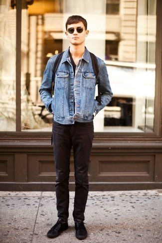 Quale jeans indossare con una giacca di jeans azzurra: Combina una giacca di jeans azzurra con jeans per un outfit comodo ma studiato con cura. Sneakers basse in pelle nere sono una valida scelta per completare il look.