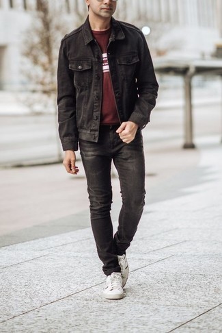Come indossare e abbinare una giacca di jeans nera in estate 2024: Metti una giacca di jeans nera e jeans neri per un look semplice, da indossare ogni giorno. Sneakers basse di tela bianche e nere sono una splendida scelta per completare il look. Una magnifica idea per un outfit estivo!