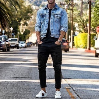 Come indossare e abbinare scarpe stampate bianche per un uomo di 20 anni: Metti una giacca di jeans azzurra e jeans neri per vestirti casual. Sneakers basse in pelle stampate bianche sono una eccellente scelta per completare il look.
