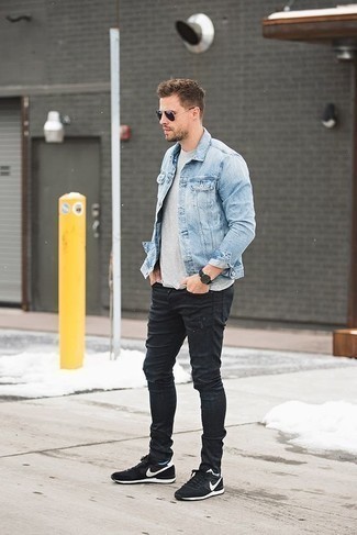 Come indossare e abbinare occhiali da sole neri per un uomo di 20 anni quando fa caldo: Opta per una giacca di jeans azzurra e occhiali da sole neri per un'atmosfera casual-cool. Perfeziona questo look con un paio di scarpe sportive nere e bianche.