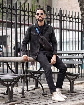 Come indossare e abbinare una giacca di jeans nera per un uomo di 30 anni quando fa caldo: Opta per una giacca di jeans nera e jeans neri per un look raffinato per il tempo libero. Per un look più rilassato, mettiti un paio di sneakers alte di tela stampate bianche.