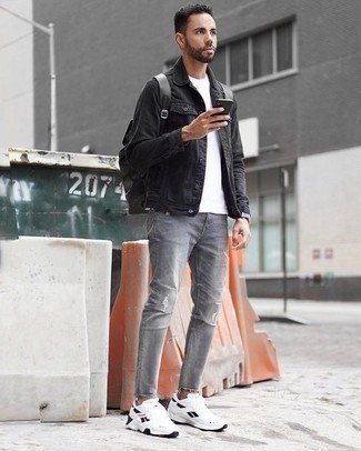 Quale jeans indossare con scarpe sportive bianche: Prova a combinare una giacca di jeans nera con jeans per un outfit rilassato ma alla moda. Scarpe sportive bianche danno un tocco informale al tuo abbigliamento.