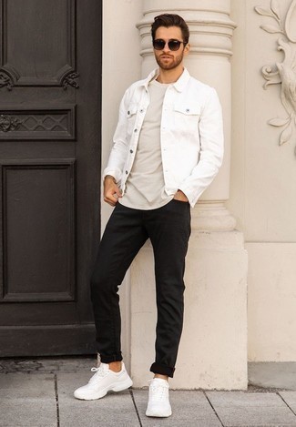 Quale scarpe sportive indossare con jeans neri in estate 2024 in modo casual: Vestiti con una giacca di jeans bianca e jeans neri per un look trendy e alla mano. Per un look più rilassato, scegli un paio di scarpe sportive come calzature. Una magnifica idea per l’estate!