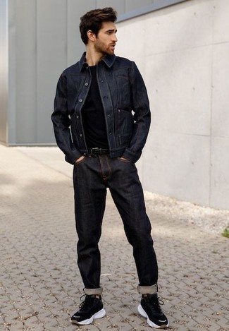 Come indossare e abbinare una t-shirt girocollo nera con una giacca di jeans blu: Punta su una giacca di jeans blu e una t-shirt girocollo nera per un look semplice, da indossare ogni giorno. Per un look più rilassato, mettiti un paio di scarpe sportive nere e bianche.