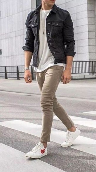 Quale giacca di jeans indossare con sneakers basse bianche per un uomo di 20 anni: Opta per una giacca di jeans e jeans marrone chiaro per un outfit comodo ma studiato con cura. Questo outfit si abbina perfettamente a un paio di sneakers basse bianche.