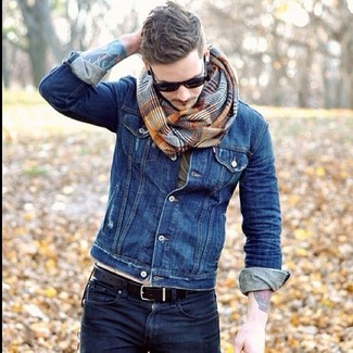 Come indossare e abbinare una sciarpa marrone in modo casual: Abbina una giacca di jeans blu con una sciarpa marrone per un look comfy-casual.