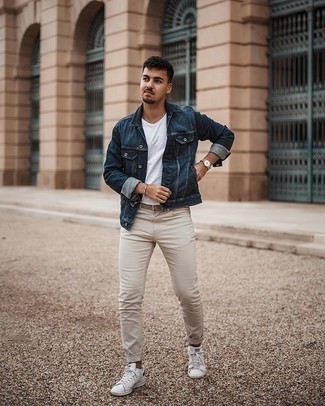 Come indossare e abbinare jeans beige quando fa caldo: Prova ad abbinare una giacca di jeans blu scuro con jeans beige per un pranzo domenicale con gli amici. Perfeziona questo look con un paio di sneakers basse in pelle bianche e nere.