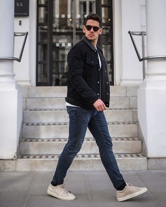 Come indossare e abbinare jeans con sneakers basse per un uomo di 20 anni quando fa caldo in modo casual: Prova a combinare una giacca di jeans nera con jeans per un look trendy e alla mano. Sneakers basse sono una interessante scelta per completare il look.