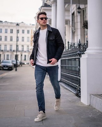 Come indossare e abbinare una giacca di jeans per un uomo di 20 anni in estate 2024: Abbina una giacca di jeans con jeans blu per un look raffinato per il tempo libero. Sneakers basse in pelle scamosciata beige sono una gradevolissima scelta per completare il look. Ecco un outfit estivo perfetto per il tuo.