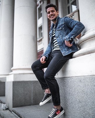 Quale giacca di jeans indossare con sneakers basse nere: Mostra il tuo stile in una giacca di jeans con jeans grigio scuro per un pranzo domenicale con gli amici. Sneakers basse nere sono una buona scelta per completare il look.