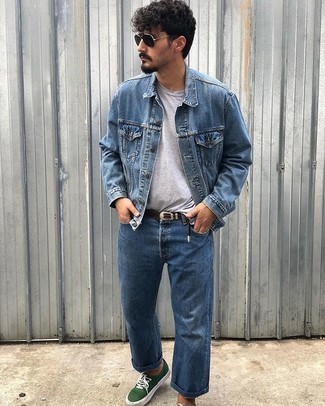 Come indossare e abbinare una giacca di jeans con jeans per un uomo di 30 anni in modo casual: Metti una giacca di jeans e jeans per un look trendy e alla mano. Sneakers basse di tela verdi sono una eccellente scelta per completare il look.