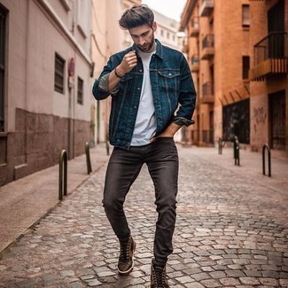 Come indossare e abbinare sneakers in pelle verde scuro: Potresti abbinare una giacca di jeans blu scuro con jeans grigio scuro per un look semplice, da indossare ogni giorno. Per distinguerti dagli altri, prova con un paio di sneakers in pelle verde scuro.