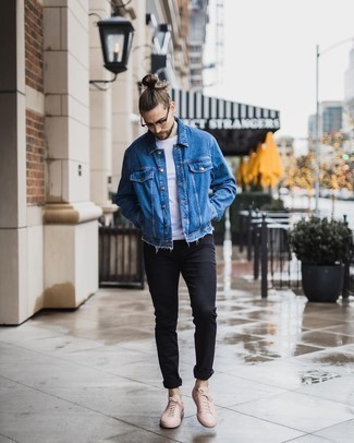 Come indossare e abbinare una giacca di jeans blu con jeans neri per un uomo di 30 anni in estate 2024: Scegli un outfit composto da una giacca di jeans blu e jeans neri per un fantastico look da sfoggiare nel weekend. Un paio di sneakers basse in pelle rosa si abbina alla perfezione a una grande varietà di outfit. È buona scelta per per vestirsi con stile durante la stagione calda!