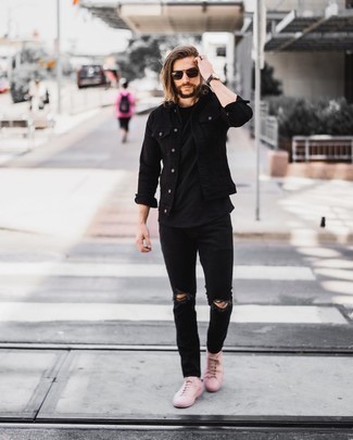 Quale giacca di jeans indossare con una t-shirt girocollo nera: Prova a combinare una giacca di jeans con una t-shirt girocollo nera per affrontare con facilità la tua giornata. Un paio di sneakers basse di tela rosa si abbina alla perfezione a una grande varietà di outfit.
