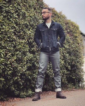 Quale giacca di jeans indossare con chukka terracotta per un uomo di 30 anni: Prova ad abbinare una giacca di jeans con jeans grigi per un look trendy e alla mano. Chukka terracotta sono una validissima scelta per completare il look.