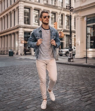 Come indossare e abbinare jeans beige quando fa caldo: Indossa una giacca di jeans blu e jeans beige per affrontare con facilità la tua giornata. Sneakers basse in pelle bianche sono una interessante scelta per completare il look.