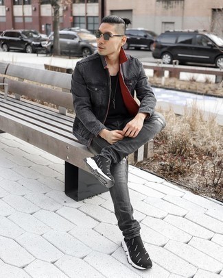 Quale jeans indossare con scarpe sportive nere per un uomo di 30 anni in modo rilassato: Vestiti con una giacca di jeans grigio scuro e jeans per un'atmosfera casual-cool. Per distinguerti dagli altri, prova con un paio di scarpe sportive nere.