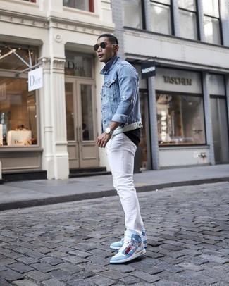 Look alla moda per uomo: Giacca di jeans azzurra, T-shirt girocollo blu scuro, Jeans bianchi, Sneakers alte in pelle azzurre