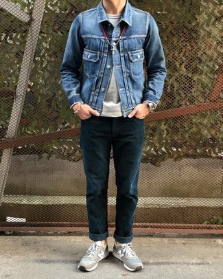 Come indossare e abbinare jeans blu scuro con una giacca di jeans blu scuro in estate 2024: Combina una giacca di jeans blu scuro con jeans blu scuro per un look raffinato per il tempo libero. Se non vuoi essere troppo formale, prova con un paio di scarpe sportive verde oliva. È fantastica scelta per per vestirsi con stile durante la stagione estiva!