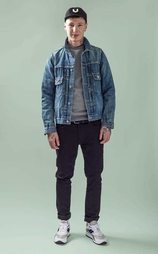Come indossare e abbinare jeans neri per un uomo di 17 anni: Combina una giacca di jeans blu con jeans neri per un look trendy e alla mano. Per un look più rilassato, indossa un paio di scarpe sportive grigie.