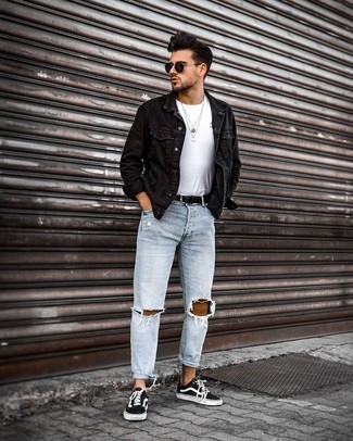 Quale giacca di jeans indossare con sneakers basse nere per un uomo di 20 anni: Coniuga una giacca di jeans con jeans strappati azzurri per una sensazione di semplicità e spensieratezza. Scegli un paio di sneakers basse nere come calzature per mettere in mostra il tuo gusto per le scarpe di alta moda.