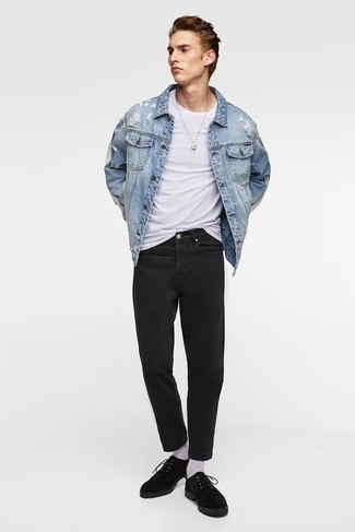Come indossare e abbinare una giacca di jeans azzurra: Opta per una giacca di jeans azzurra e jeans neri per un look semplice, da indossare ogni giorno. Scegli uno stile classico per le calzature e opta per un paio di scarpe derby in pelle scamosciata nere.