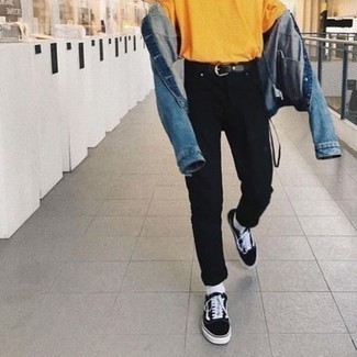 Come indossare e abbinare sneakers basse di tela nere per un uomo di 20 anni in modo casual: Abbina una giacca di jeans blu con jeans neri per un look spensierato e alla moda. Sneakers basse di tela nere sono una gradevolissima scelta per completare il look.