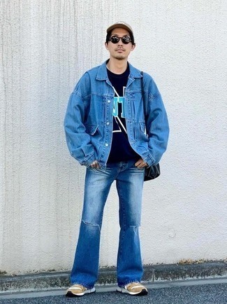 Come indossare e abbinare jeans strappati blu per un uomo di 30 anni quando fa caldo in modo rilassato: Combina una giacca di jeans blu con jeans strappati blu per un outfit rilassato ma alla moda. Scegli un paio di scarpe sportive marrone chiaro per un tocco più rilassato.