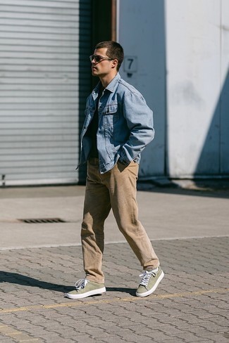 Come indossare e abbinare una giacca di jeans azzurra per un uomo di 20 anni: Combina una giacca di jeans azzurra con jeans di velluto a coste marrone chiaro per vestirti casual. Sneakers basse di tela verde oliva sono una validissima scelta per completare il look.