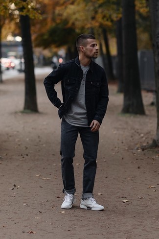 Quale jeans indossare con una giacca di jeans nera per un uomo di 20 anni quando fa caldo in modo casual: Potresti combinare una giacca di jeans nera con jeans per un fantastico look da sfoggiare nel weekend. Sneakers basse di tela bianche sono una validissima scelta per completare il look.
