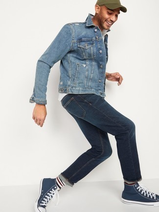 Quale giacca di jeans indossare con sneakers alte blu scuro: Vestiti con una giacca di jeans e jeans blu scuro per un look spensierato e alla moda. Indossa un paio di sneakers alte blu scuro per avere un aspetto più rilassato.