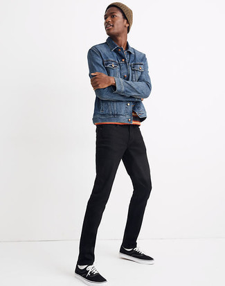 Come indossare e abbinare una giacca di jeans con jeans per un uomo di 20 anni: Per creare un adatto a un pranzo con gli amici nel weekend scegli una giacca di jeans e jeans. Sneakers basse di tela nere e bianche sono una gradevolissima scelta per completare il look.