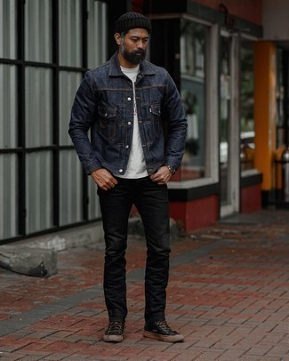 Come indossare e abbinare jeans neri con una giacca di jeans blu per un uomo di 40 anni in modo casual: Prova ad abbinare una giacca di jeans blu con jeans neri per un look semplice, da indossare ogni giorno. Ispirati all'eleganza di Luca Argentero e completa il tuo look con un paio di sneakers basse in pelle nere.