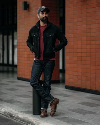 Come indossare e abbinare jeans blu scuro per un uomo di 40 anni: Metti una giacca di jeans nera e jeans blu scuro per un look raffinato per il tempo libero. Sfodera il gusto per le calzature di lusso e calza un paio di stivali casual in pelle marrone scuro.