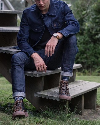 Come indossare e abbinare una giacca di jeans con jeans per un uomo di 20 anni: Abbina una giacca di jeans con jeans per un look semplice, da indossare ogni giorno. Per distinguerti dagli altri, prova con un paio di sneakers alte in pelle nere.