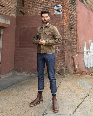 Quale giacca di jeans indossare con stivali chelsea marrone scuro in modo smart-casual: Coniuga una giacca di jeans con jeans blu scuro per vestirti casual. Scegli uno stile classico per le calzature e indossa un paio di stivali chelsea marrone scuro.