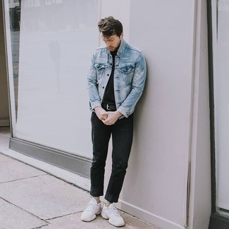 Look alla moda per uomo: Giacca di jeans azzurra, T-shirt girocollo nera, Jeans neri, Scarpe sportive bianche