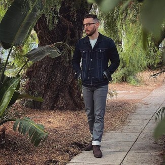 Quale giacca di jeans indossare con chukka terracotta per un uomo di 30 anni: Abbina una giacca di jeans con jeans grigio scuro per un fantastico look da sfoggiare nel weekend. Chukka terracotta sono una splendida scelta per completare il look.
