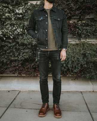 Come indossare e abbinare jeans strappati neri per un uomo di 30 anni in modo casual: Potresti combinare una giacca di jeans nera con jeans strappati neri per una sensazione di semplicità e spensieratezza. Opta per un paio di stivali casual in pelle marrone scuro per mettere in mostra il tuo gusto per le scarpe di alta moda.