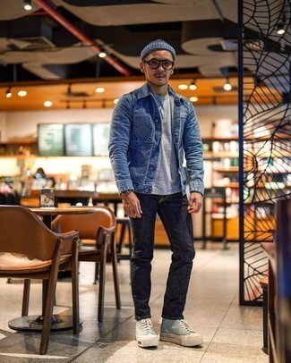 Come indossare e abbinare jeans con sneakers alte per un uomo di 30 anni in primavera 2025: Combina una giacca di jeans blu con jeans per un look spensierato e alla moda. Mettiti un paio di sneakers alte per avere un aspetto più rilassato. Ecco una eccellente idea per creare il perfetto outfit primaverile.