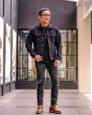 Come indossare e abbinare una giacca di jeans con jeans in modo smart-casual: Potresti abbinare una giacca di jeans con jeans per vestirti casual. Prova con un paio di stivali chelsea in pelle marroni per un tocco virile.