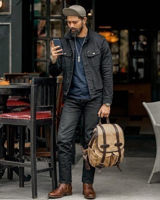 Quale giacca di jeans indossare con una t-shirt girocollo blu scuro in autunno 2024 in modo smart-casual: Indossa una giacca di jeans e una t-shirt girocollo blu scuro per vestirti casual. Scegli uno stile classico per le calzature e mettiti un paio di stivali chelsea in pelle marrone scuro. Questo è l'outfit splendido per questa stagione autunnale.