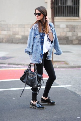 Look alla moda per donna: Giacca di jeans decorata azzurra, T-shirt girocollo stampata bianca e nera, Leggings neri, Scarpe oxford in pelle nere