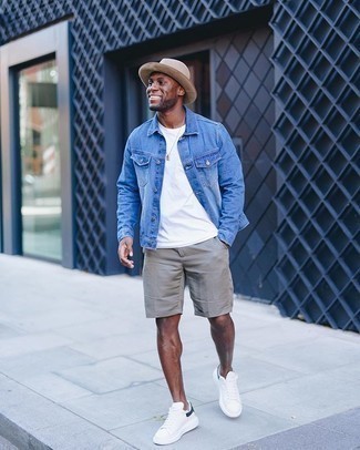 Quale sneakers basse indossare con una giacca di jeans blu in estate 2024: Scegli un outfit composto da una giacca di jeans blu e pantaloncini grigi per un look spensierato e alla moda. Sneakers basse sono una valida scelta per completare il look. È stupenda scelta per l’estate!