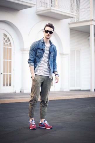 Look alla moda per uomo: Giacca di jeans blu, T-shirt girocollo a righe orizzontali bianca e blu scuro, Pantaloni cargo verde oliva, Scarpe sportive rosse e blu scuro