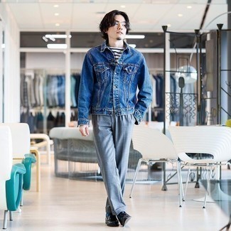 Quale mocassini eleganti indossare con una giacca di jeans blu per un uomo di 30 anni: Scegli un outfit composto da una giacca di jeans blu e pantaloni eleganti grigi per un look elegante e di classe. Completa questo look con un paio di mocassini eleganti.